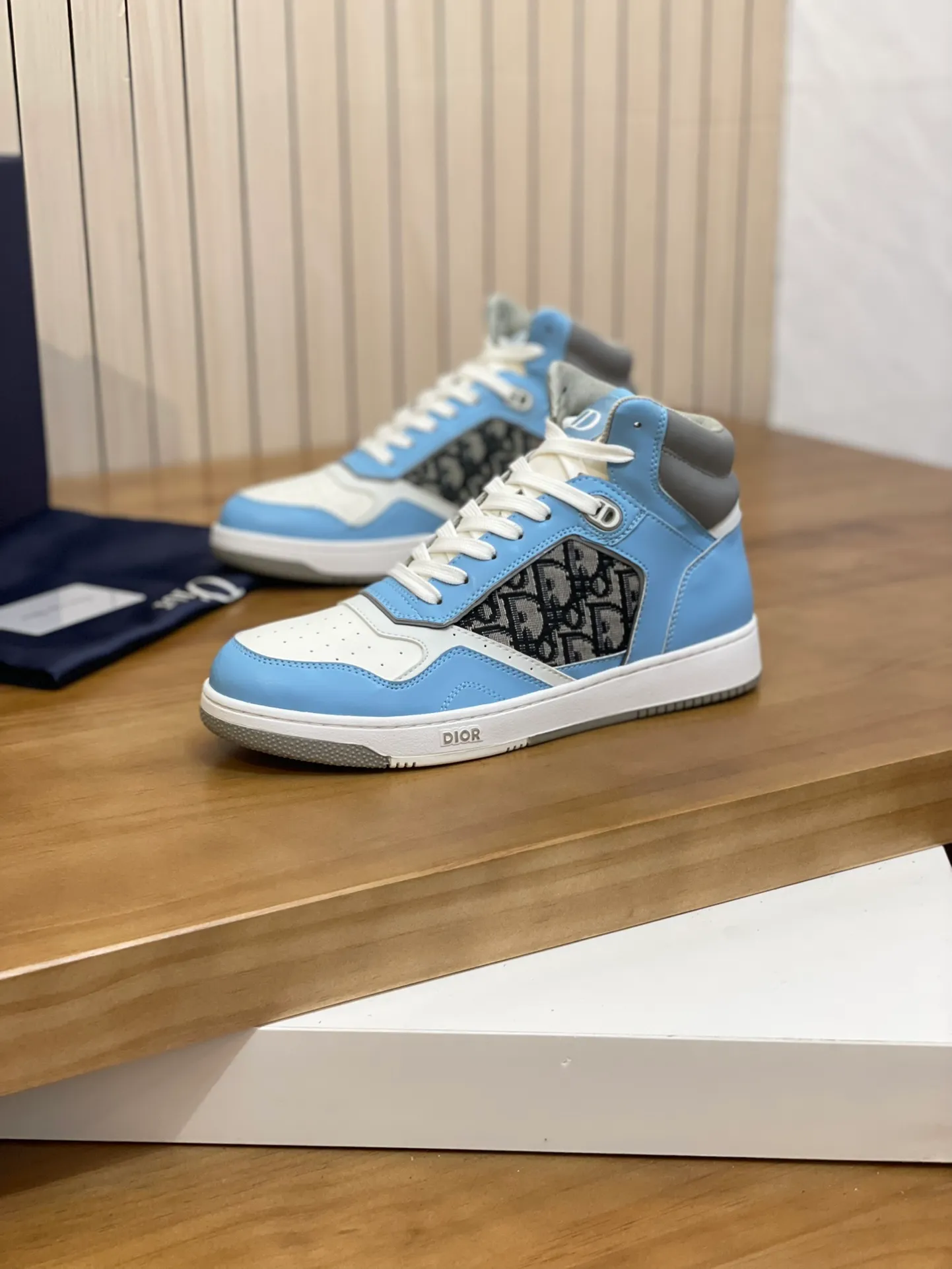 Men's shoes: 💰P460¥ Product trademark: Dior* "Dior*" high-top casual shoes Regular size: 38-44 (can be customized to 45.46) Product materials: Upper imported cowhide stitched with original fabric, breathable lining, original outsole. Number: 1006